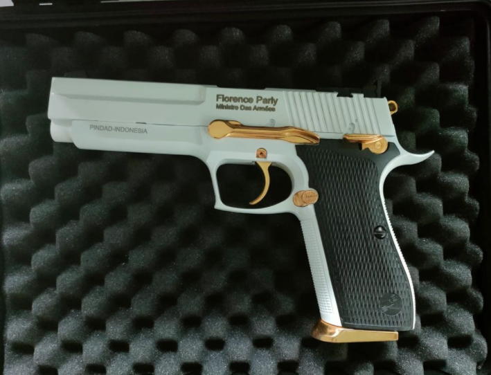 Ini Pistol G2 Elite Buatan Pindad yang Diberikan Prabowo ke Menhan Prancis